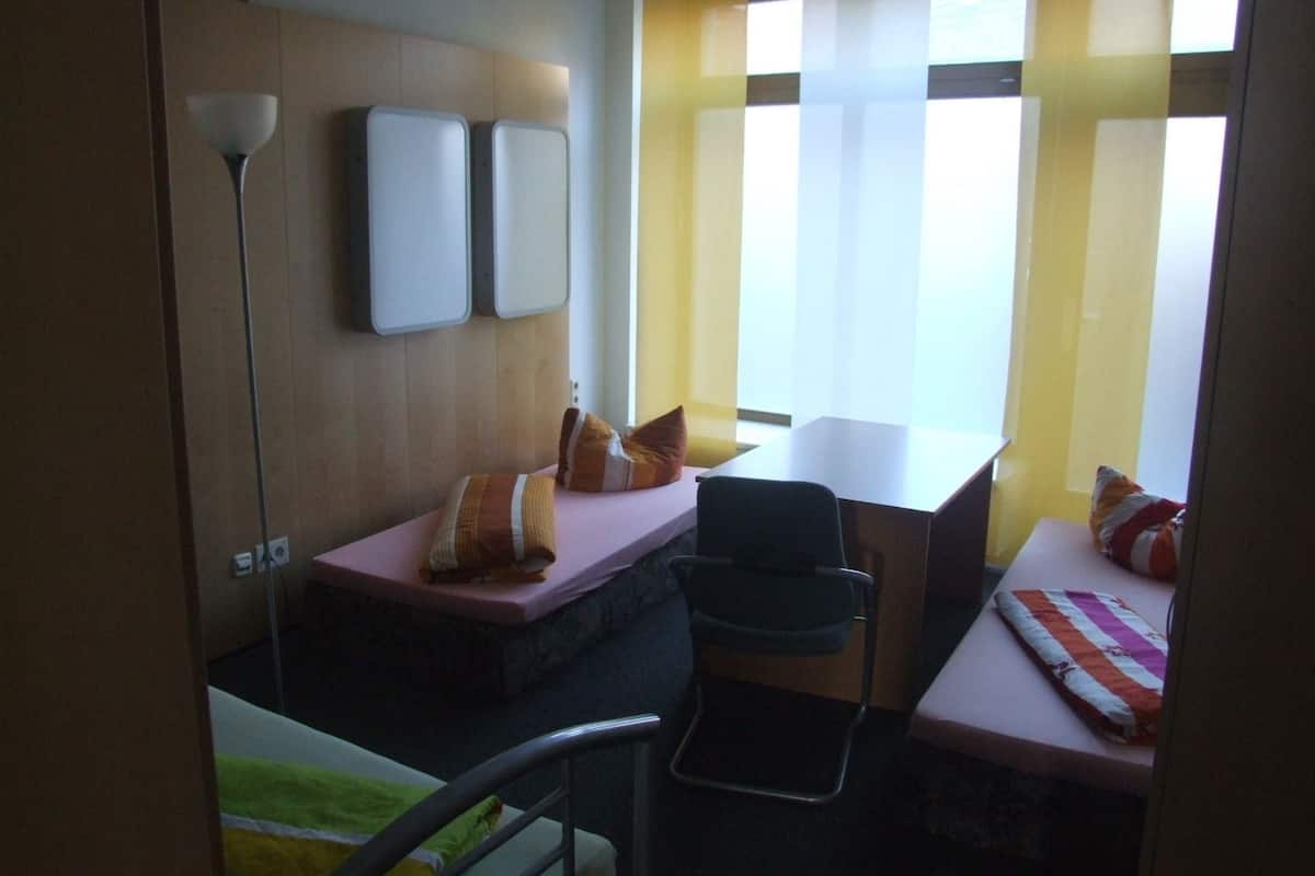 Basic Triple Room, Shared Bathroom (gemeinsame Küche) | Free WiFi, bed sheets