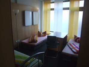 Basic Triple Room, Shared Bathroom (gemeinsame Küche) | Free WiFi, bed sheets - Hostel Vorharz Aschersleben (Aschersleben)