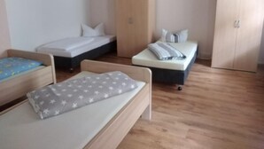 WiFi (free), bed sheets - Hostel Vorharz Aschersleben (Aschersleben)