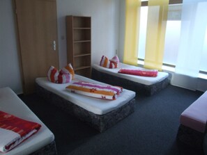 Basic Quadruple Room, Shared Bathroom (gemeinsame Küche) | Free WiFi, bed sheets