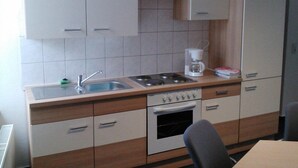 Fridge, microwave, oven, cookware/dishes/utensils - Hostel Vorharz Aschersleben (Aschersleben)