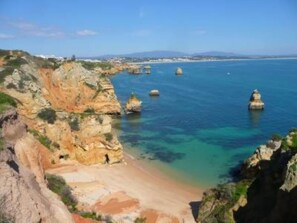 Plage à proximité, chaises longues, serviettes de plage