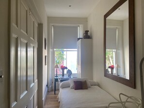 2 habitaciones, escritorio y tabla de planchar con plancha 