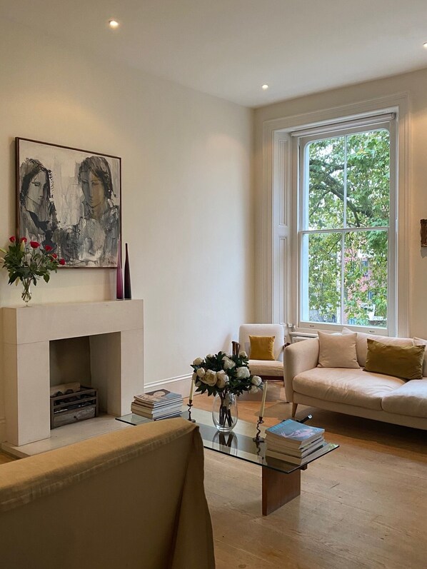 Smart TV, chimenea, libros y estéreo 