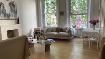 Smart TV, fireplace, books, stereo