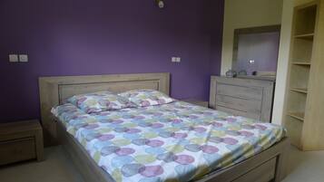 4 bedrooms, iron/ironing board, free WiFi
