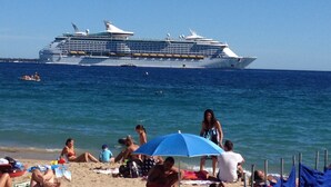 A cruise ship docked near a beach with people sunbathing and swimming. - Sea view, Beach-Front Cannes Apart, Central,  2 Bed/2 Bath,A/C,Parking, Wifi (Cannes)