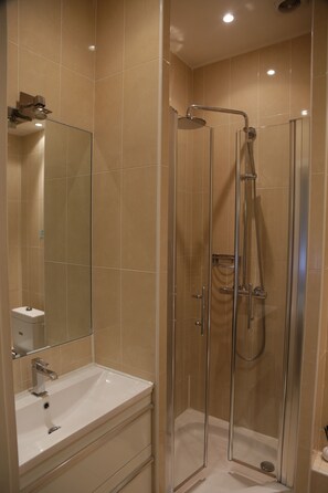 Douche, séchoir à cheveux, serviettes fournies, savon