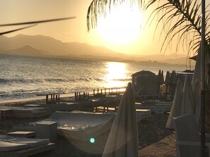 Sur la plage, chaise longue