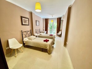 2 bedrooms, desk, iron/ironing board, travel crib - Beautiful apartment in ideal location (Sevilla)