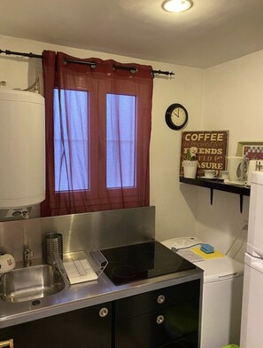 Een koelkast, een microgolfoven, een kookplaat