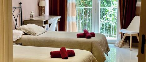 2 dormitoris, escriptori i planxa i posts de planxar