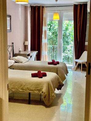 2 bedrooms, desk, iron/ironing board, travel crib - Beautiful apartment in ideal location (Sevilla)