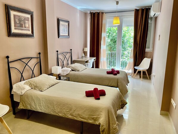 2 slaapkamers, een bureau, een strijkplank/strijkijzer, reisbedje