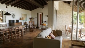 TV, ping pong, books, stereo