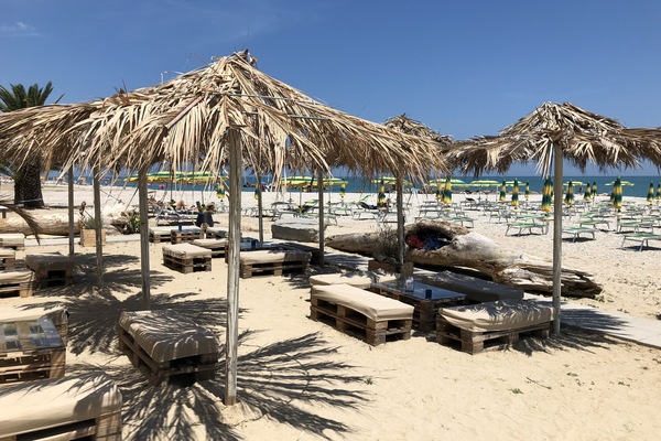 Una spiaggia nelle vicinanze