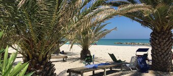 海からわずか数歩の住宅街の家