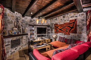 Smart TV, fireplace, DVD player, ping pong