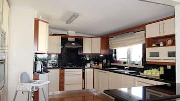 Geladeira, micro-ondas, fogão, cooktop