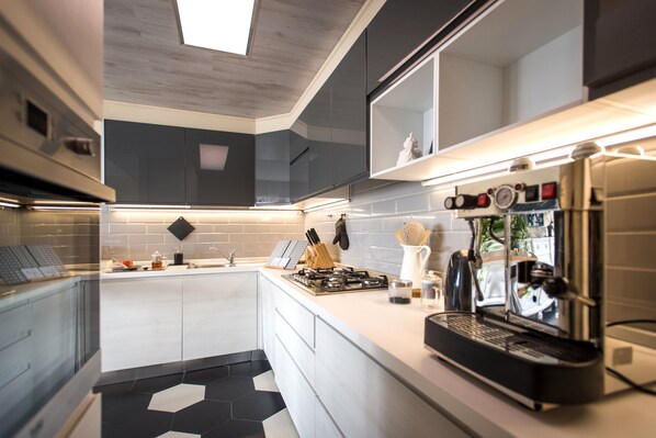 Jääkaappi, uuni, liesi, astianpesukone