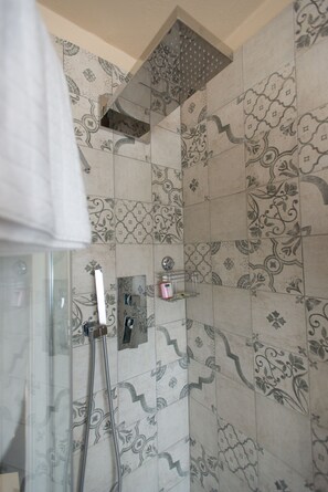 Dusche, Haartrockner, Bidet, Handtücher