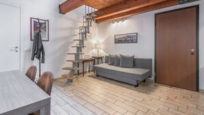 Living area - Loft Conversion, aircon, walk to historic centre, sleeps 4+2, parking, free Wifi (Firenze)