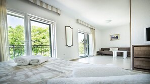 5 bedrooms, iron/ironing board, travel cot, free WiFi - Beautiful Traditional Dalmatian Stone Villa, Private Pool & Sea View, just 200 meters to the Beach! (Povlja)