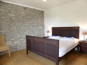 4 bedrooms, bed sheets