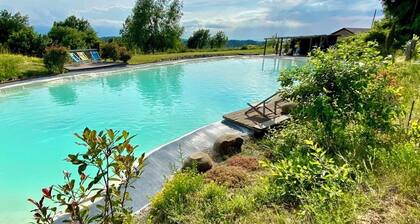 encantadora villa de piedra con lago de natación y cancha de tenis
