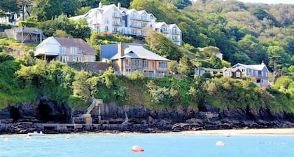 Apartment With Sea Views Of South Sands Beach, Salcombe With Parking for 2 cars.