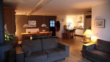 Een smart-tv, een open haard, een dvd-speler en tafelvoetbal