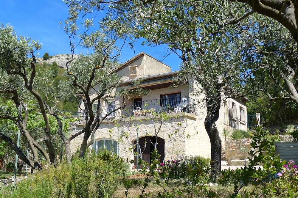Spacious villa with superb views of the Luberon