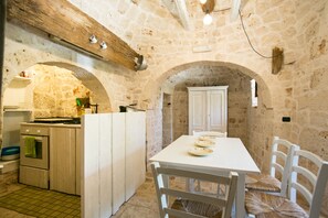 Réfrigérateur, four, plaque de cuisson, bouilloire électrique