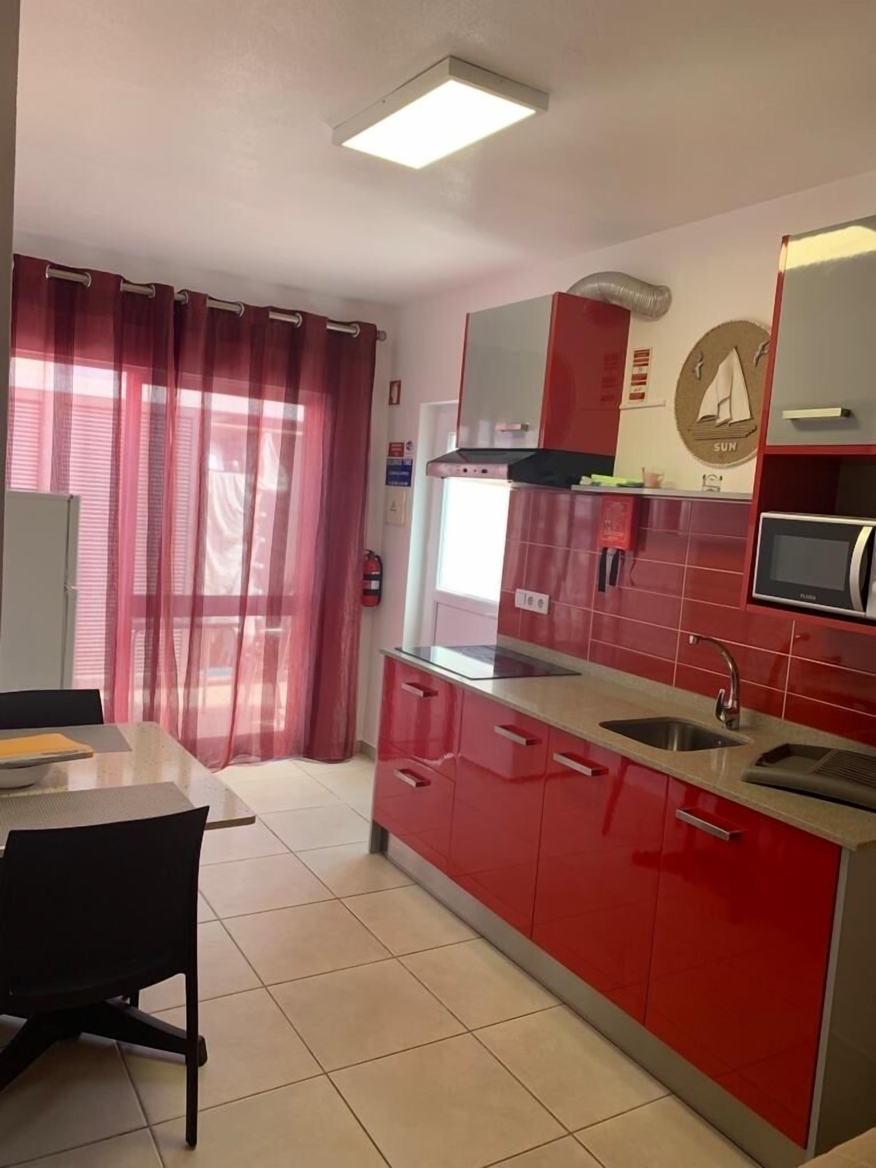 Refrigerador, microondas, parrilla de estufa y cafetera y tetera 