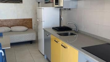 Geladeira, micro-ondas, cooktop, cafeteira/chaleira