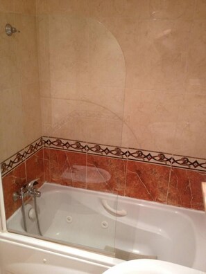 Vasca, asciugacapelli, asciugamani, sapone