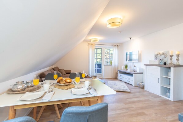 Apartment, 2 Schlafzimmer | Wohnzimmer | Flachbildfernseher