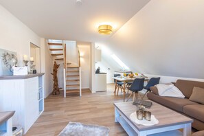 Apartamento, 2 habitaciones | Sala de estar | Una televisión de pantalla plana