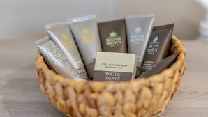 A basket containing various Molton Brown toiletries. - Ferienwohnung Anton Greetsiel (Krummhoern)