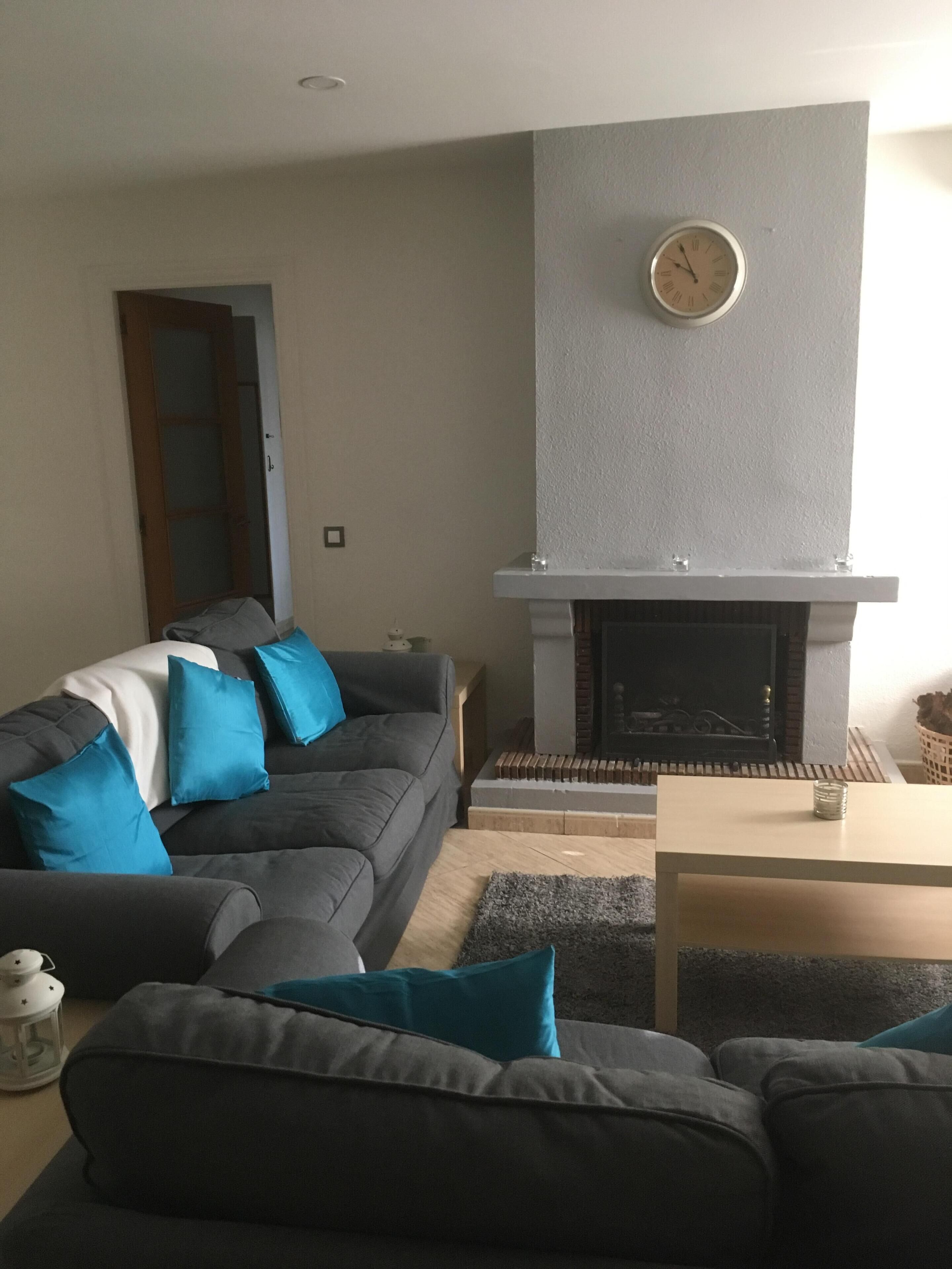 2 Bedroomed Apartment Overlooking Communal Pool with WiFi