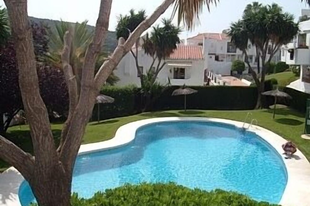 2 Bedroomed Apartment Overlooking Communal Pool with WiFi