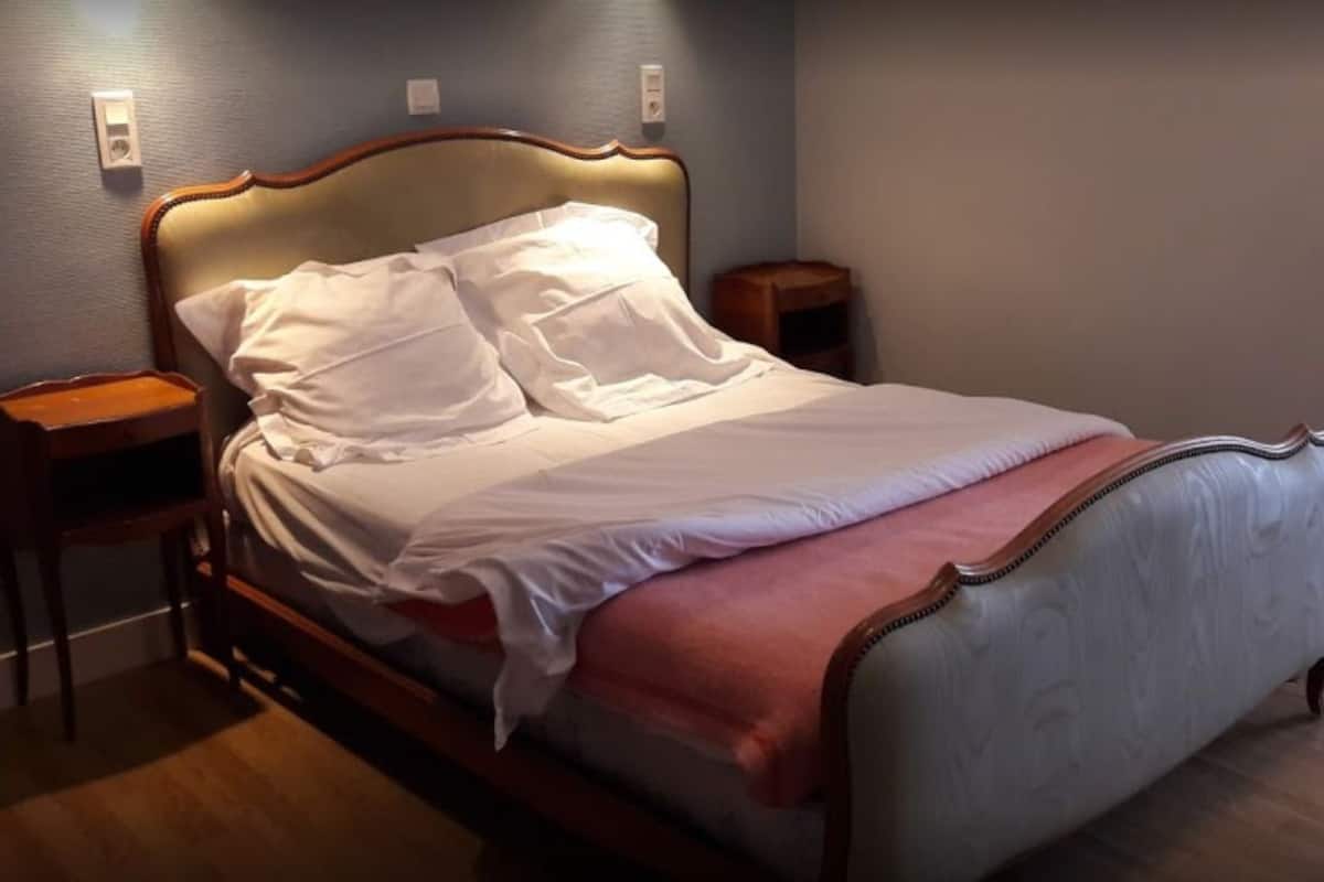 Chambre Confort double | DĂ©cor unique, ameublement unique, bureau, rideaux dâobscurcissement