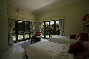 4 bedrooms, in-room safe, iron/ironing board, WiFi - Villa Nusa Indah, Luxurious Beachfront villa near Lovina Bali  (DEncarik)