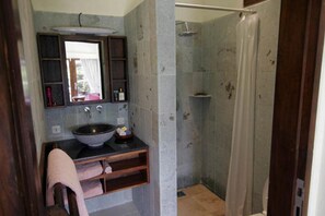 Hair dryer, towels, soap, toilet paper - Villa Nusa Indah, Luxurious Beachfront villa near Lovina Bali  (DEncarik)