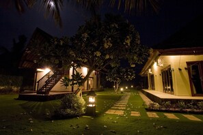 Property grounds - Villa Nusa Indah, Luxurious Beachfront villa near Lovina Bali  (DEncarik)