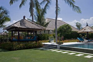 Pool - Villa Nusa Indah, Luxurious Beachfront villa near Lovina Bali  (DEncarik)
