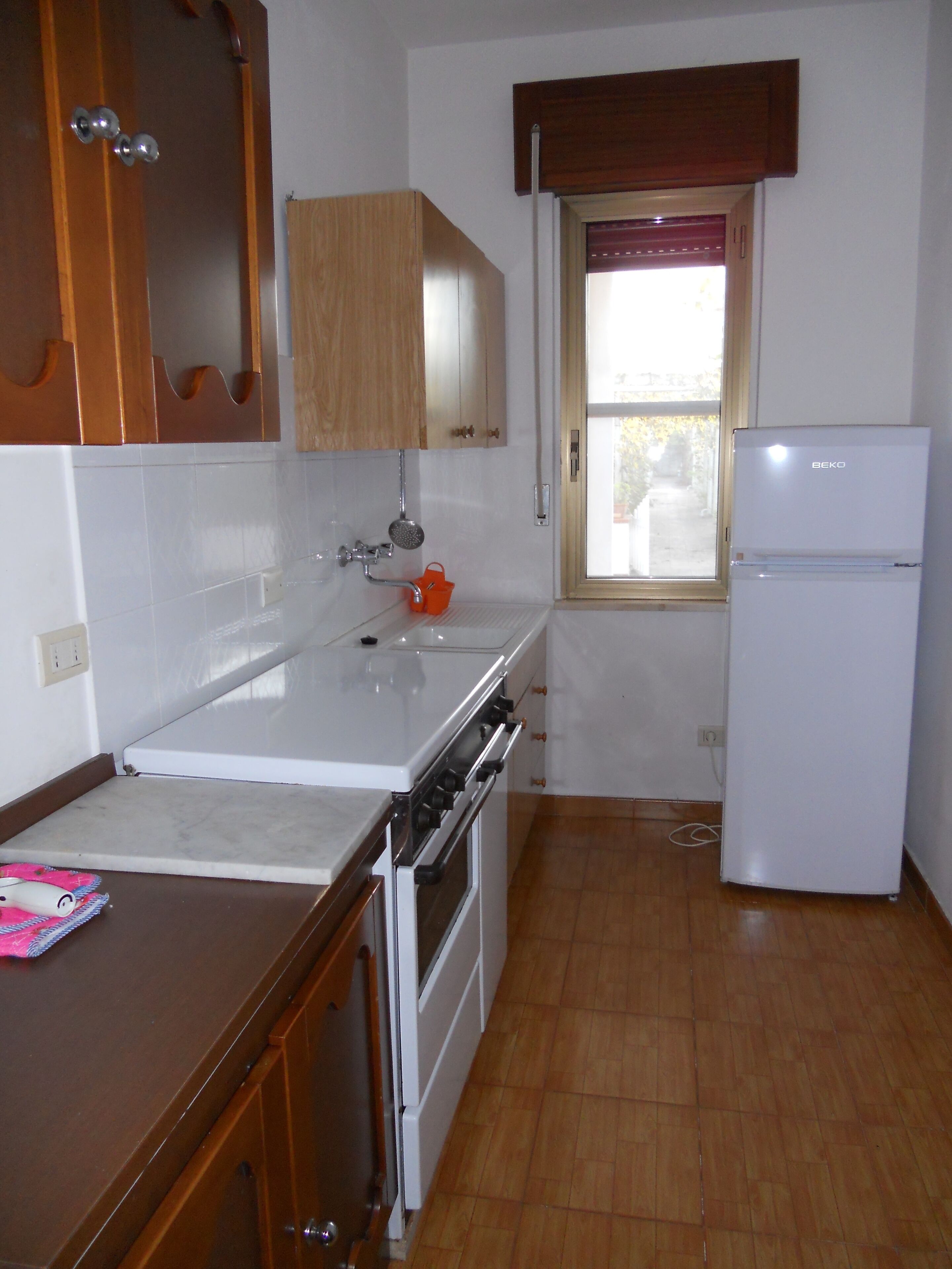 Kühlschrank, Ofen, Herdplatte, Kochgeschirr/Geschirr/Besteck