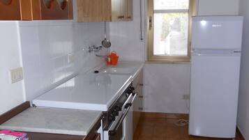 KĂŒhlschrank, Ofen, Herdplatte, Kochgeschirr/Geschirr/Besteck