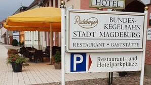 A sign for a hotel and restaurant in Stadt Magdeburg, indicating a restaurant and parking area. - Hotel Stadt Magdeburg (Perleberg)