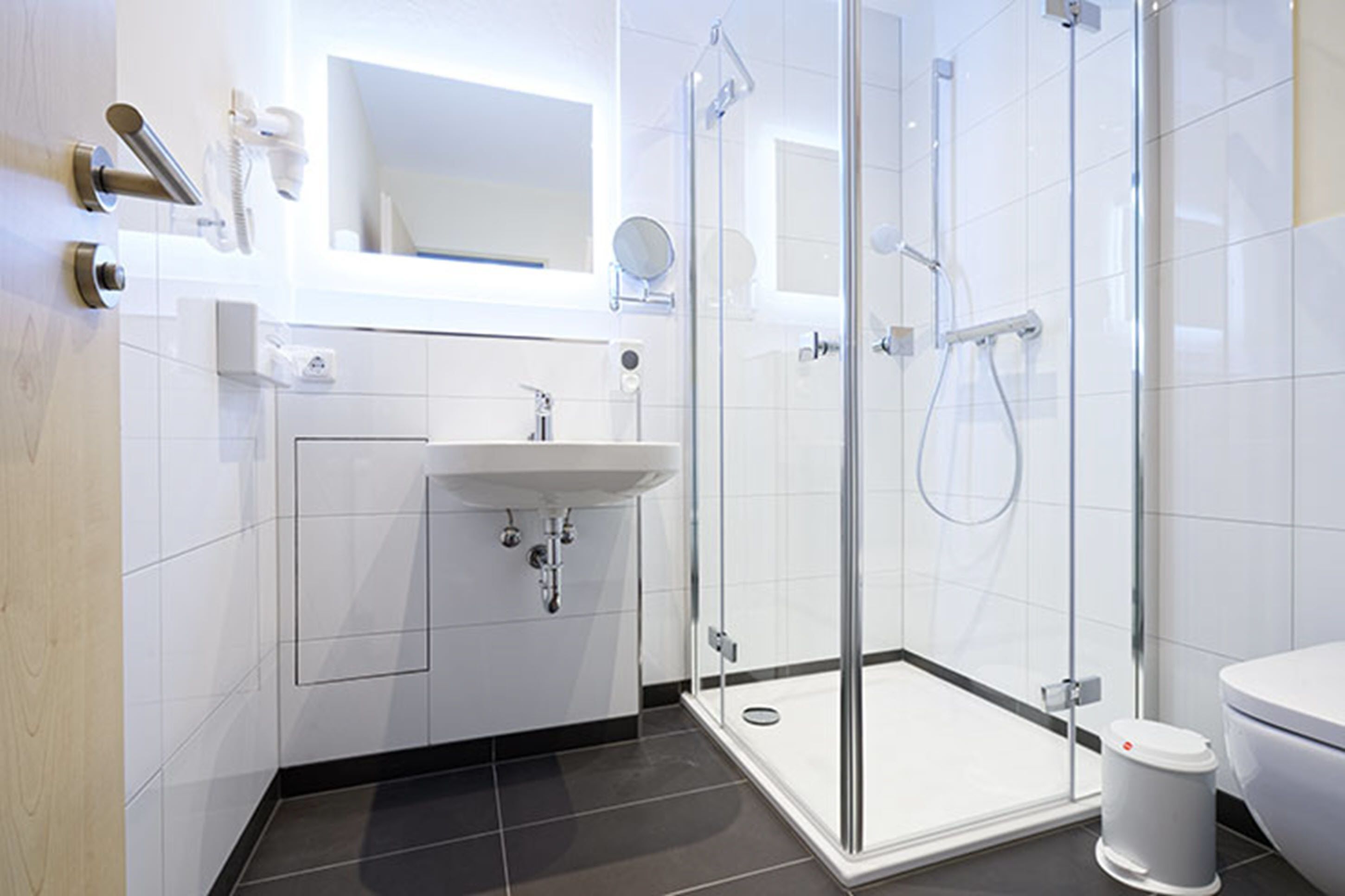 Standard-Doppelzimmer (Hauptgebäude) | Badezimmer | Dusche, Handtücher